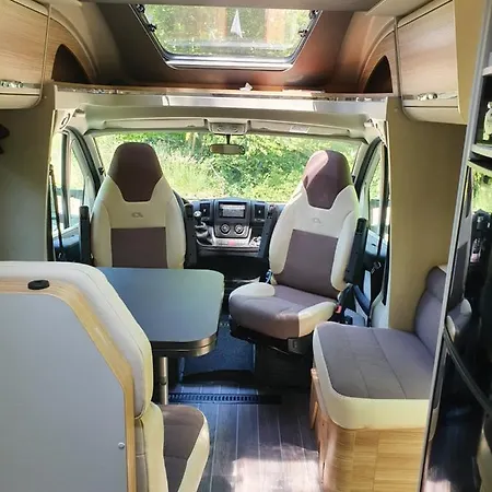 Camping-car Dans Les Bois *