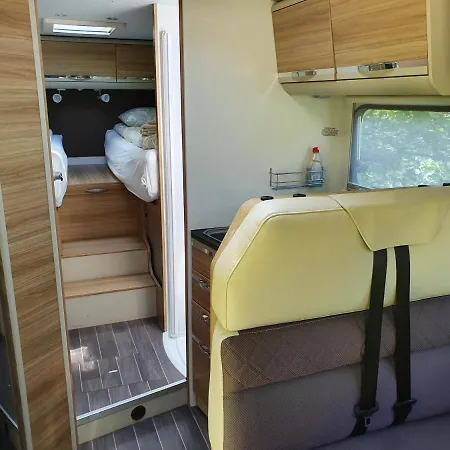 Camping-car Dans Les Bois *